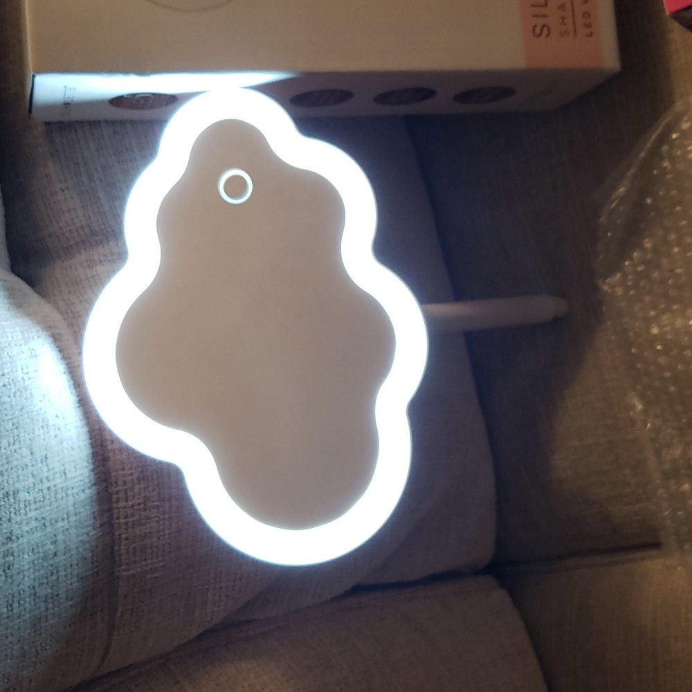 Hello Kitty Detailed Accessory and LED Vanity Mirror - Picture 9 of 11